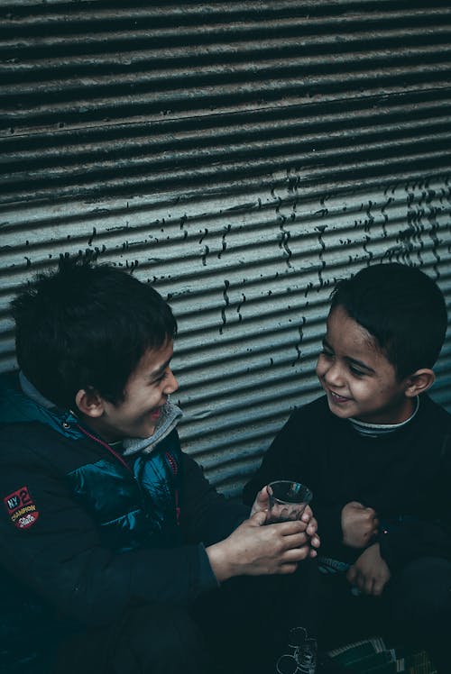 bardak, çocuklar, dikey atış içeren Ücretsiz stok fotoğraf