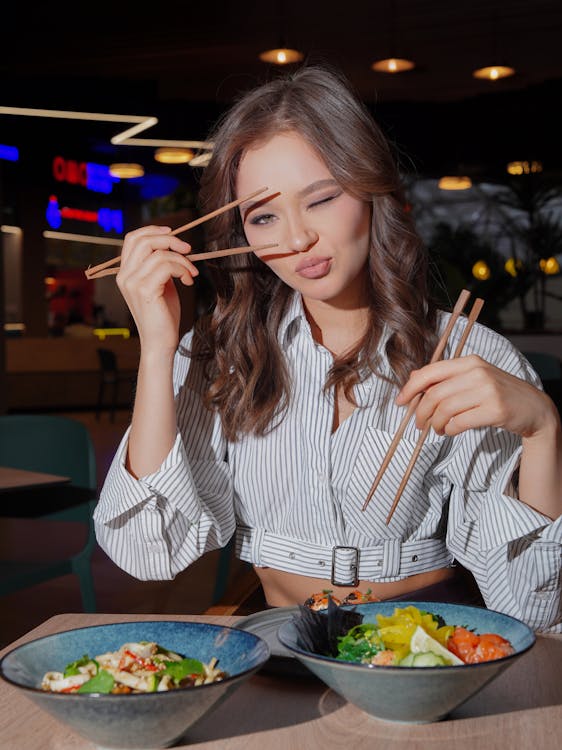 Gratis stockfoto met bruin haar, chopsticks, eetcafé