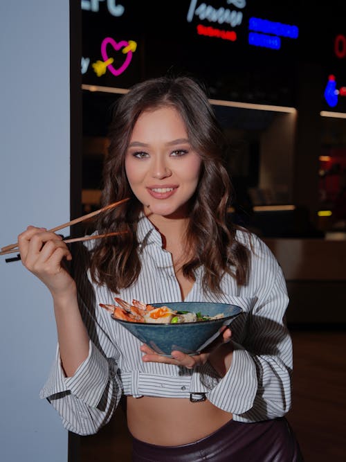 Gratis stockfoto met bruin haar, chopsticks, dineren
