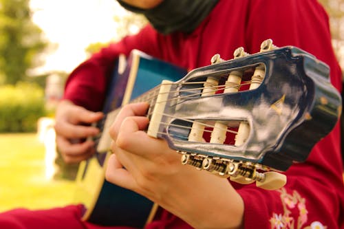 Fotos de stock gratuitas de accesorio de guitarra, adulto, afuera