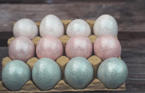갈색 배경, 계란, 다채로운의 무료 스톡 사진