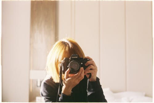 Darmowe zdjęcie z galerii z analogowy, aparat, blond
