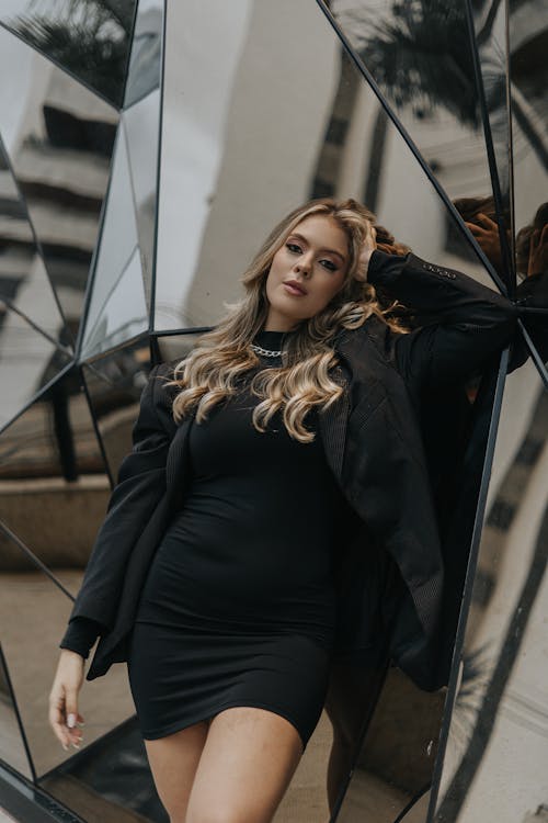 Fotos de stock gratuitas de arreglando el cabello, de pie, fotografía de moda