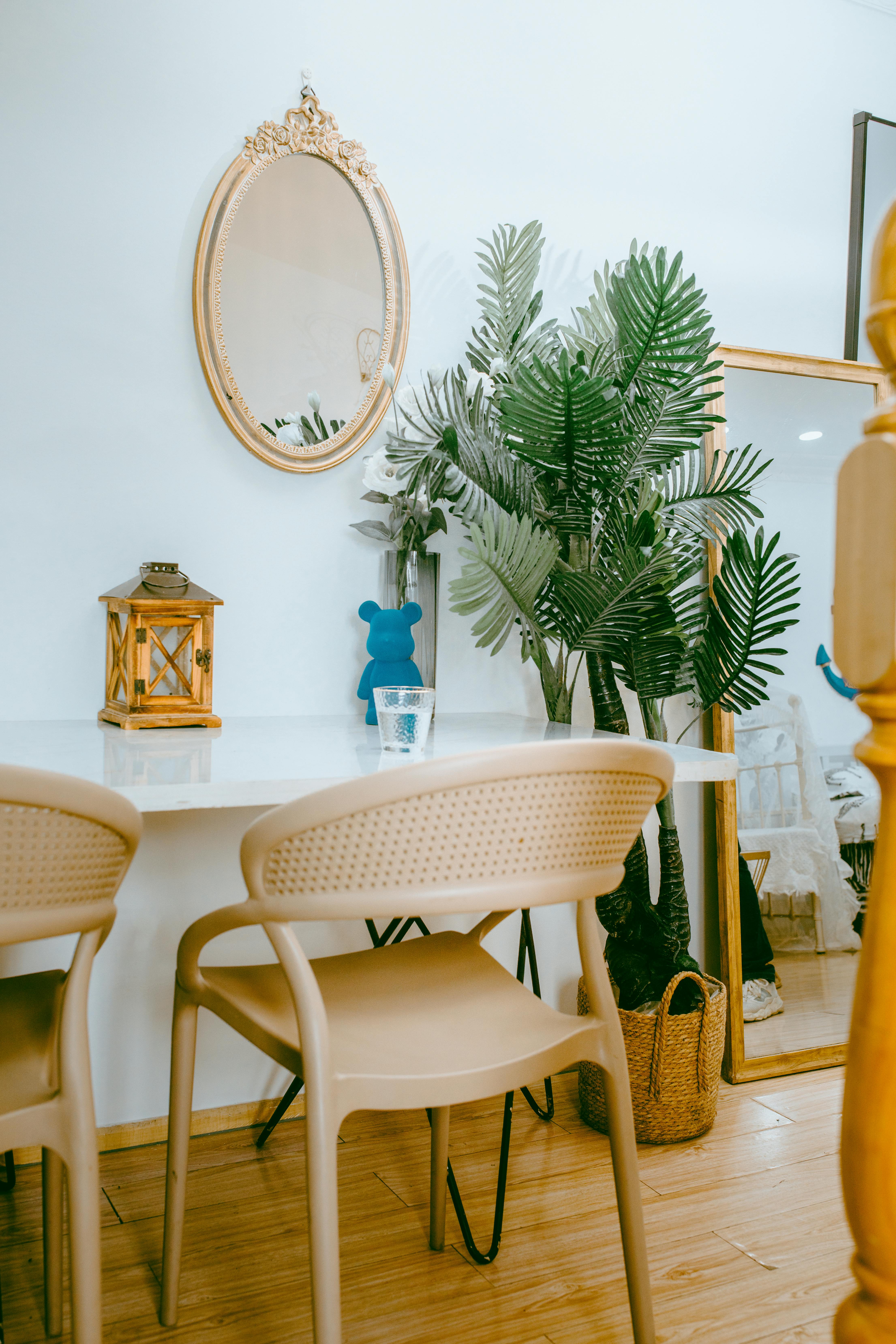 Sala com uso de espelhos na decoração, deixando mais bonito e elegante.