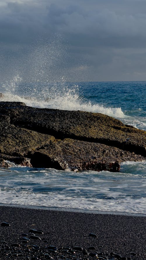 岩石, 岸邊, 招手 的 免费素材图片