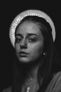 一幅象征沉思的黑白女性艺术肖像，带有发光光环效果