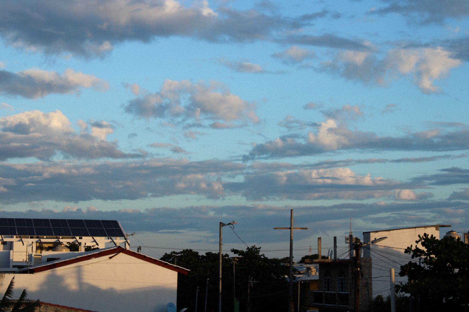 Paneles Solares y Mudanza: Guía Legal para Casa