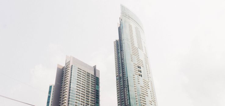 曼谷的高大现代摩天大楼展现了城市的建筑与设计