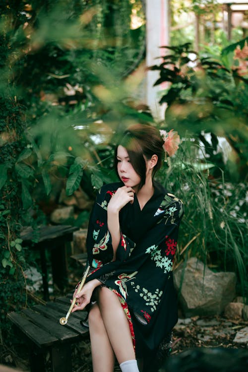 Fotobanka s bezplatnými fotkami na tému Ážijčanka, čierne kimono, model