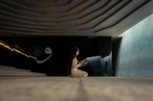 Darmowe zdjęcie z galerii z czytanie, hidżab, islam