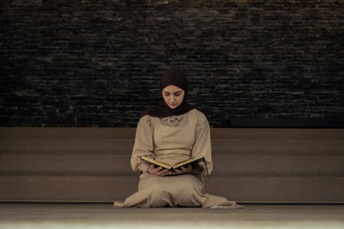 Darmowe zdjęcie z galerii z czytanie, fotografia mody, hidżab