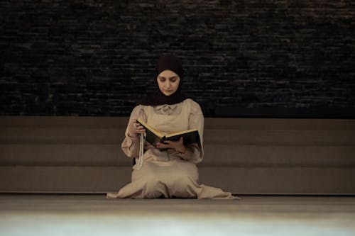 Darmowe zdjęcie z galerii z beżowa sukienka, czytanie, hidżab