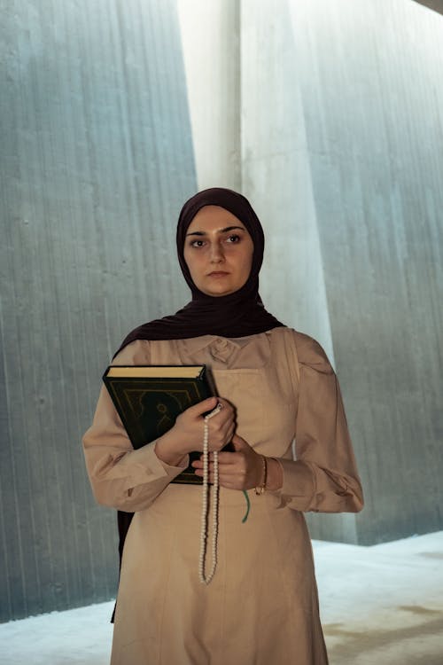 Darmowe zdjęcie z galerii z beżowa sukienka, hidżab, islam