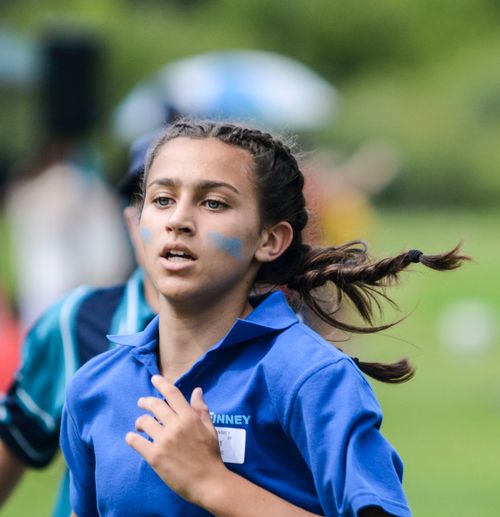 Free A teenage girl participating in an outdoor sports event, showing determination and athleticism. Stock Photo