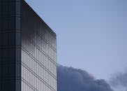 傍晚的光线在微妙的天空下映照在玻璃建筑立面上