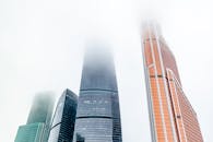 莫斯科市的现代摩天大楼在雾中拔地而起，展现了城市的建筑风貌