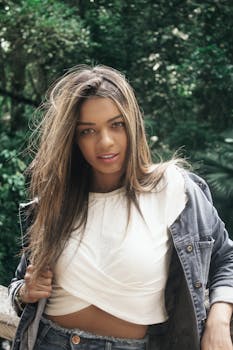 一位穿着牛仔夹克的年轻女子正在享受户外时尚拍摄