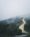土耳其伊斯坦布尔的一条雾山公路上，风景中矗立着一座电塔
