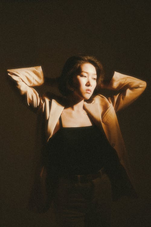 Ilmainen kuvapankkikuva tunnisteilla aasialainen nainen, auringonvalo, beige takki