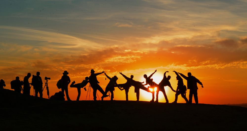 Menschen als Silhouetten in der goldenen Stunde