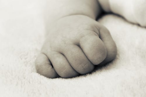 赤ちゃんの拳のグレースケール写真