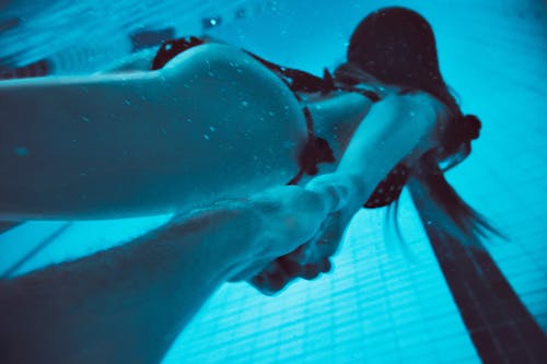 grátis Mulher Nadando Sob A Piscina Foto profissional