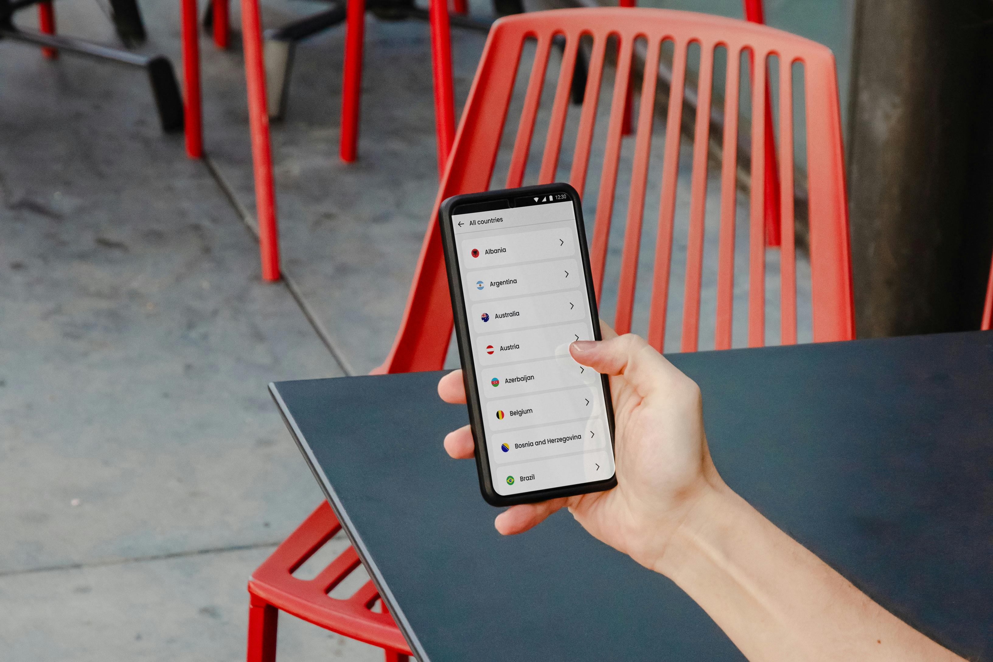 Primo piano di una mano che modifica le impostazioni dello smartphone