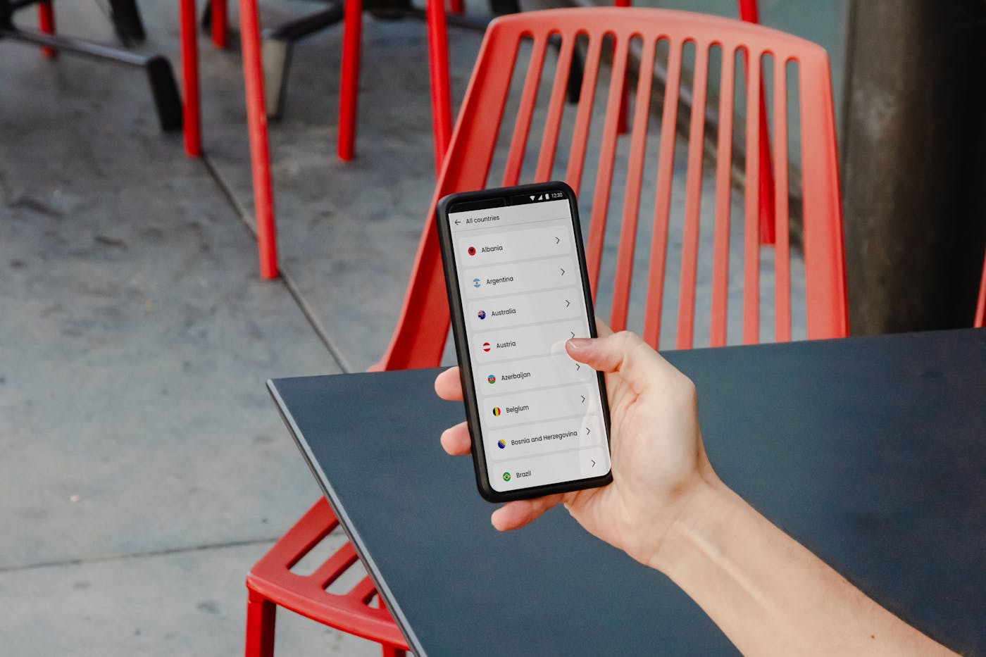 Primo piano di una mano che modifica le impostazioni dello smartphone