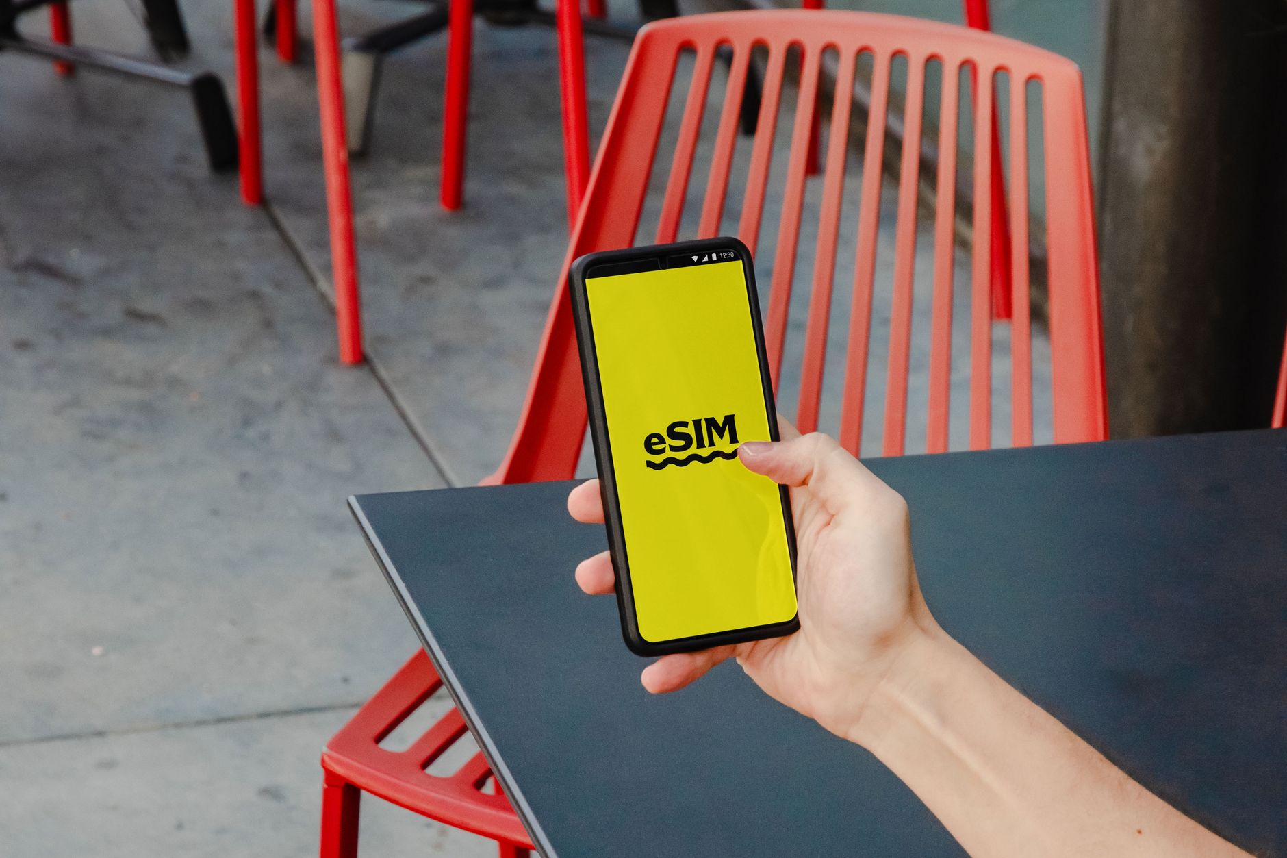 手機 SIM 工具與網路選擇:手動與自動模式全解析與實作指引 手機 eSIM 操作界面示意