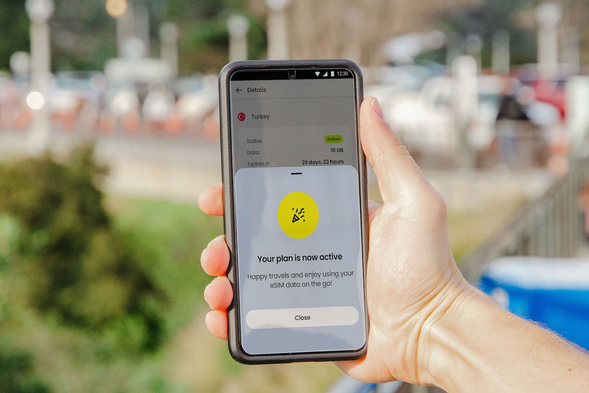 Primo piano di smartphone con app che mostra saldo punti e premi