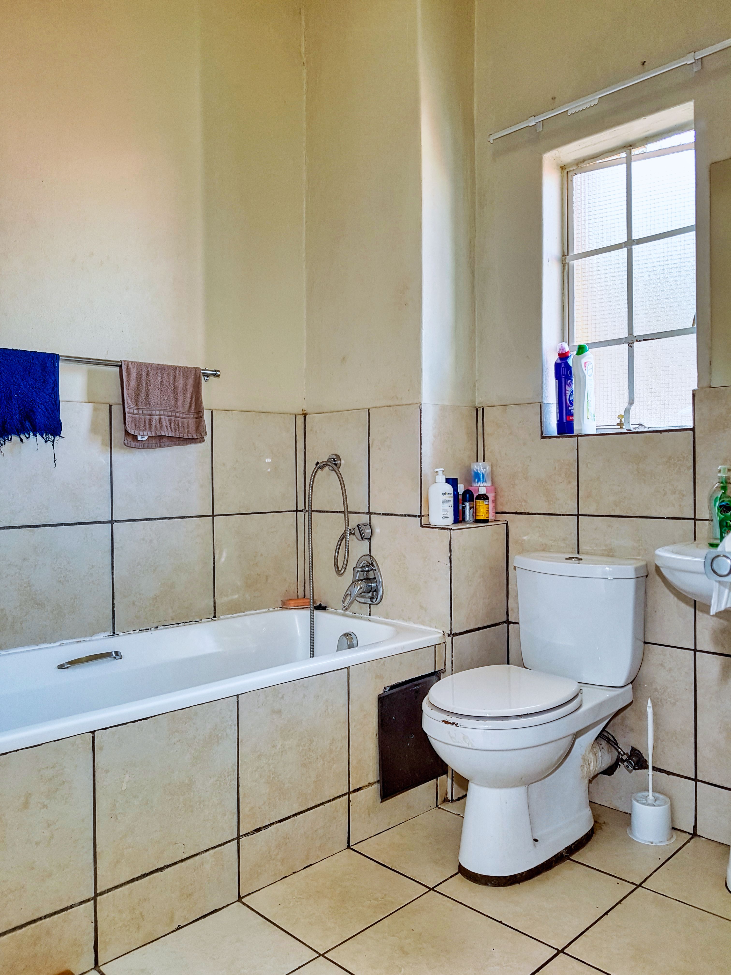 Transitional bathroom blending classic shapes with modern finishes.
