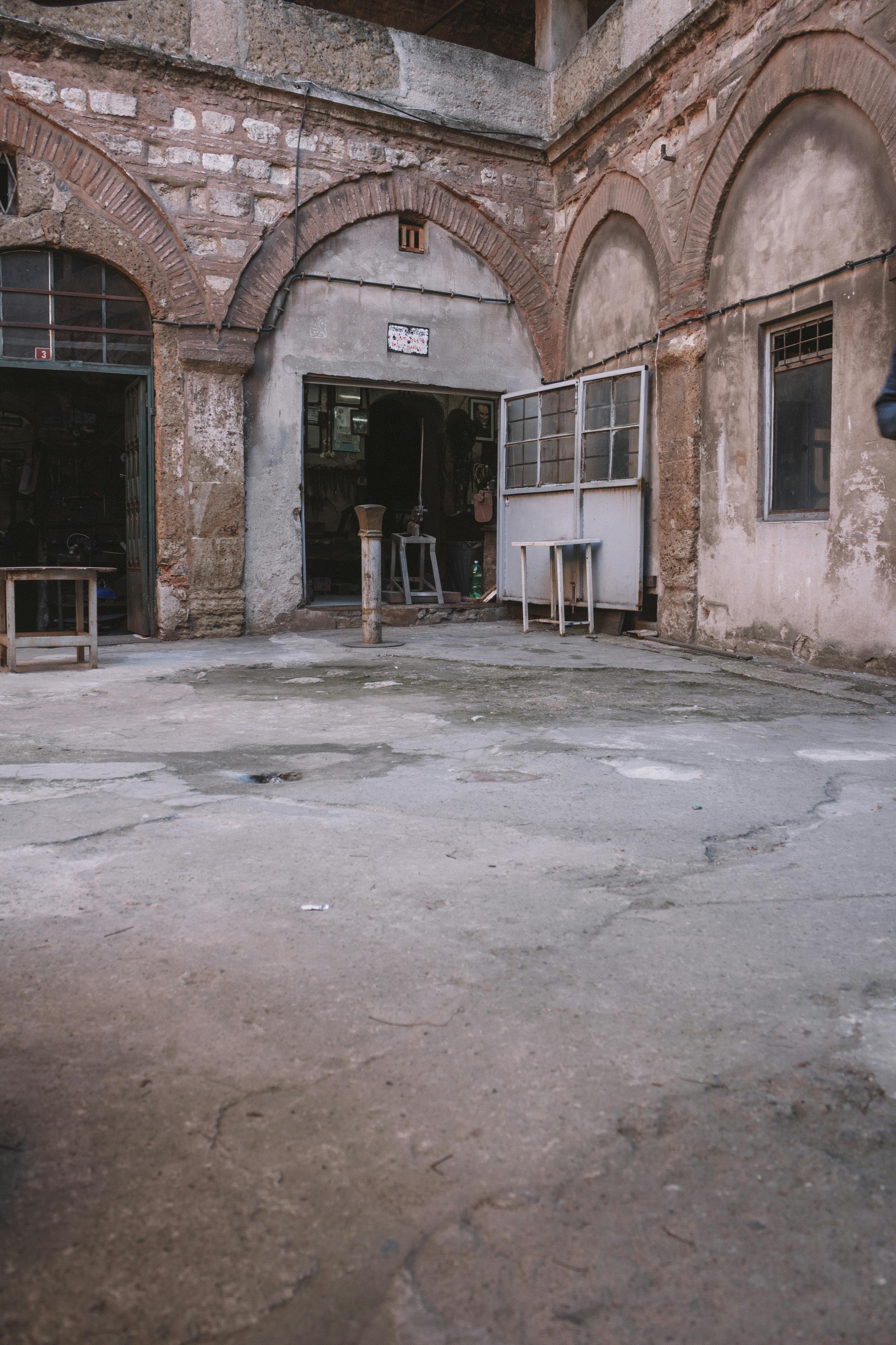 探索土耳其伊斯坦布尔一座带拱门的古老石庭院的乡村魅力