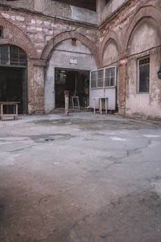 探索土耳其伊斯坦布尔一座带拱门的古老石庭院的乡村魅力