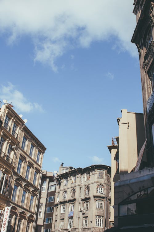 Weiße Betongebäude Unter Blauem Himmel