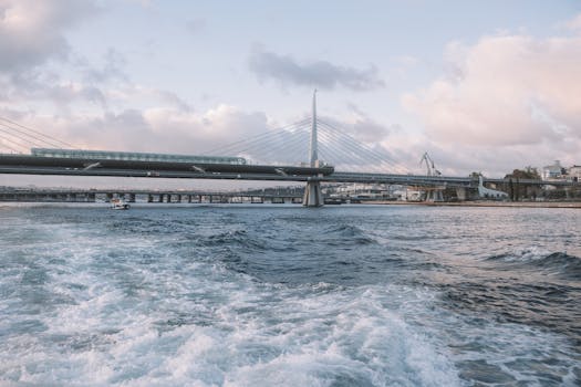 现代吊桥横跨平静的水面，天空充满活力