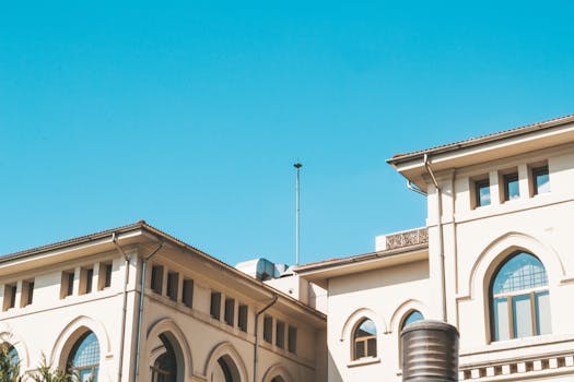 奢华的城市建筑上，拱形窗户映衬着充满活力的蓝天