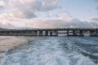 夕阳西下，天空绚丽，人们漫步于海桥之上，景色优美，环境宁静