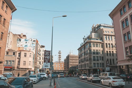 Vehículos Estacionados Cerca De Edificios