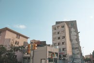 晴朗的天空下，城市景观以现代建筑和交通灯为特色