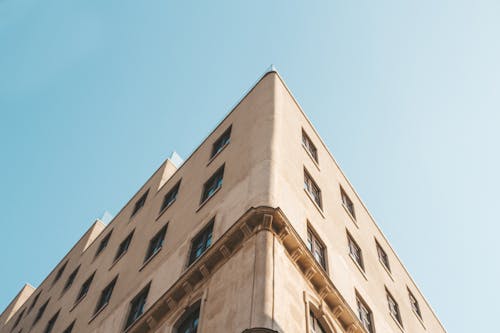 Binanın Köşesinin Düşük Açılı Fotoğrafı