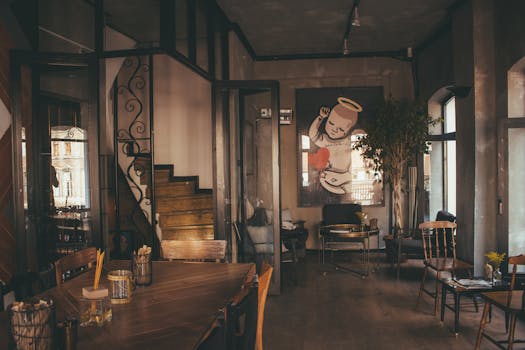 餐厅内部温馨迷人，采用了现代设计元素和艺术墙壁装饰