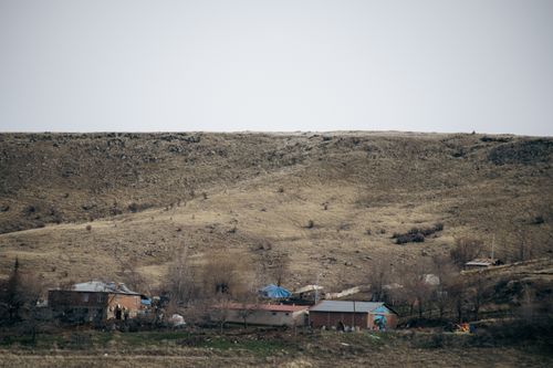 Free Tranquil rural scene depicting houses at the base of a hill in Elazığ, Türkiye. Stock Photo