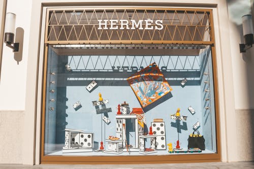 Ücretsiz Hermes Oyuncaklarının Yanında Kahverengi Kapı Açıldı Stok Fotoğraflar