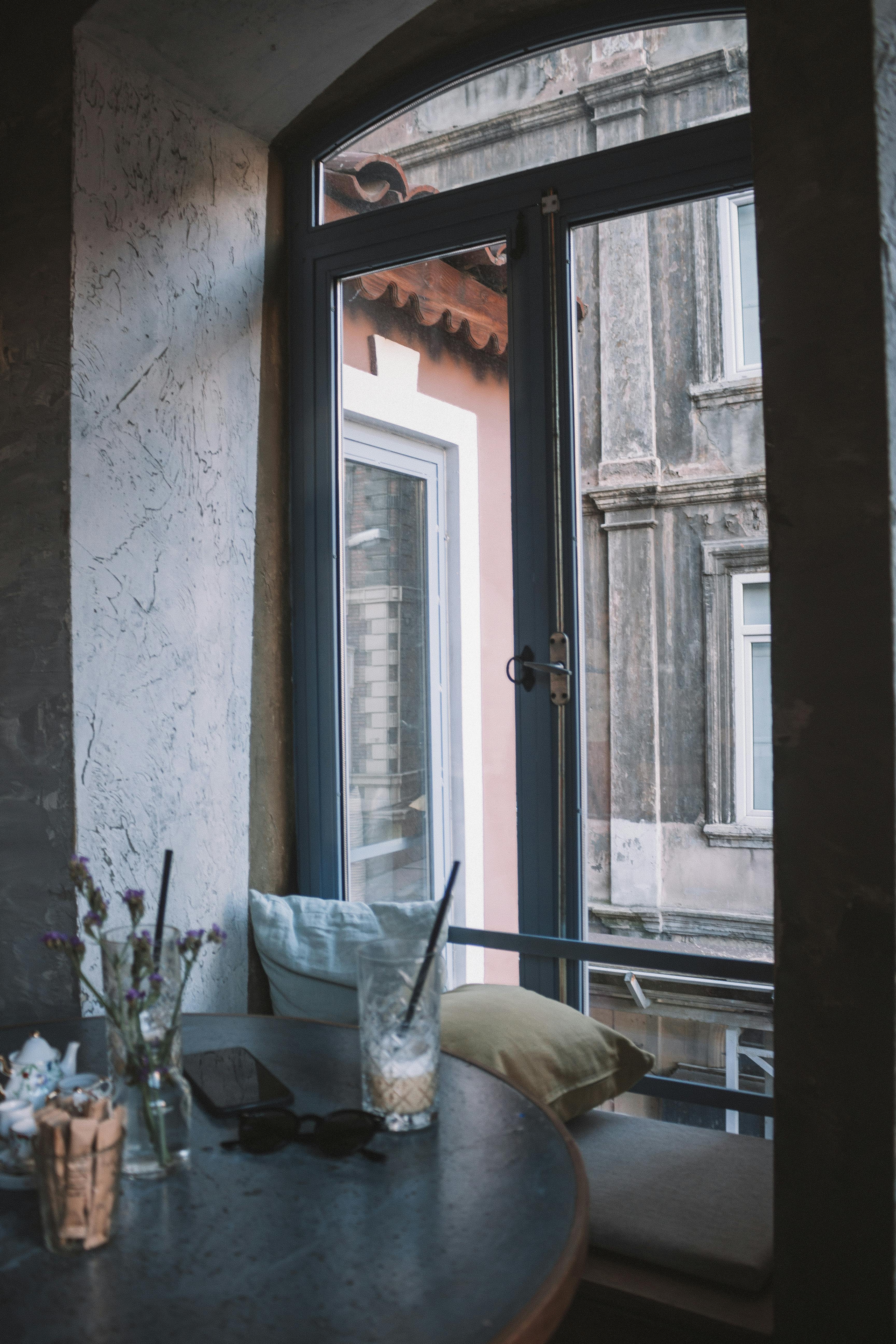 透过大窗户，可以欣赏城市建筑景色的迷人咖啡馆角落