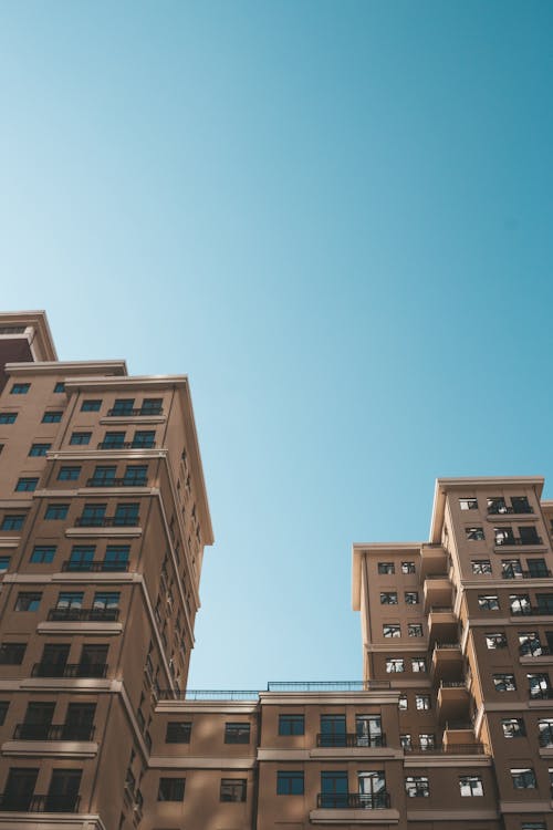 무료 푸른 하늘 아래 고층 건물의 낮은 각도 사진 스톡 사진