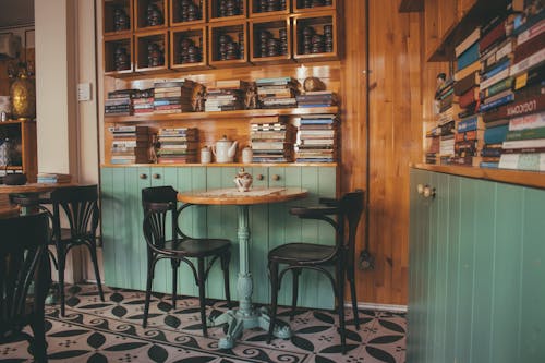 Mesa De Centro Ao Lado De Prateleiras De Livros