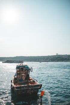 沿海城镇附近，一艘渔船在平静的海域中，呈现出一种宁静的景象