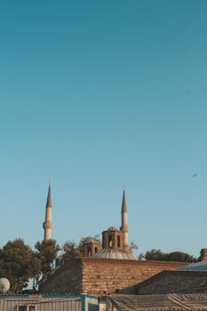 黄昏时分，一座拥有标志性尖塔的古老清真寺被拍摄下来，与清澈的蓝天形成了鲜明对比