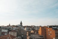 伊斯坦布尔的天际线风景中，展示着标志性的加拉塔塔