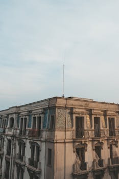 在晴朗的天空下，一座古老的建筑展示了经典的建筑细节